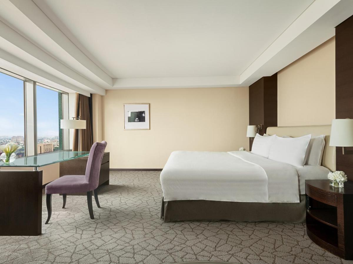 Shangri-La Far Eastern 타이난 외부 사진 A bedroom at the hotel