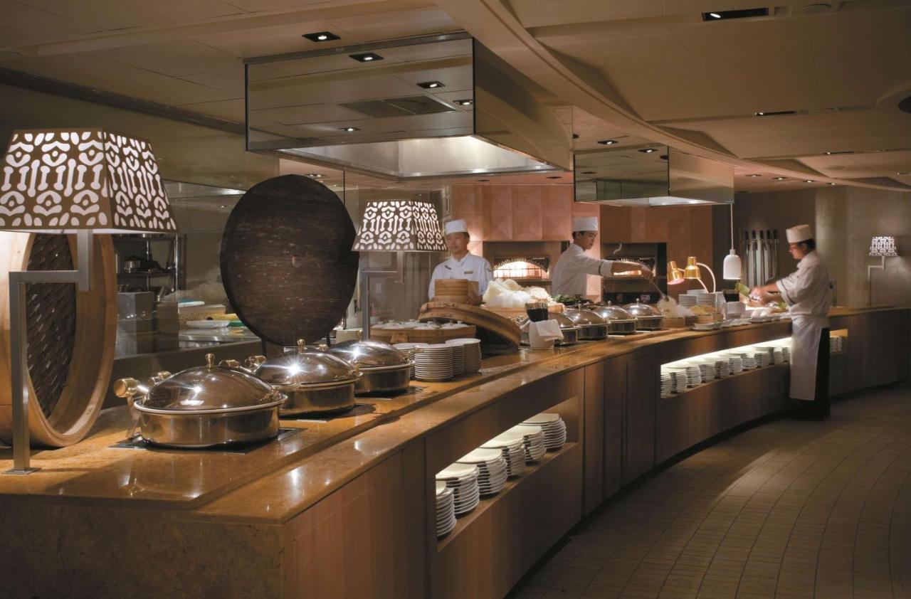 Shangri-La Far Eastern 타이난 외부 사진 The buffet at the restaurant