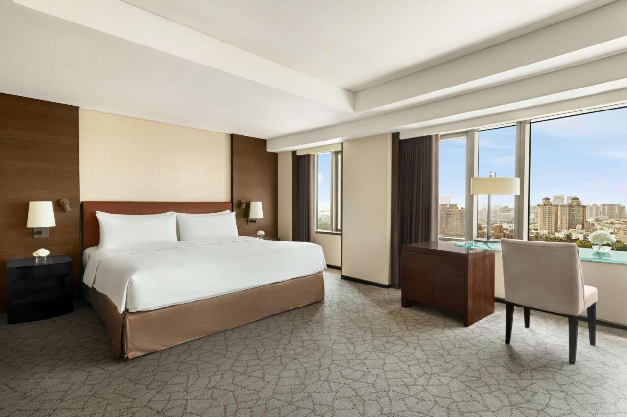 Shangri-La Far Eastern 타이난 외부 사진 A bedroom at the hotel