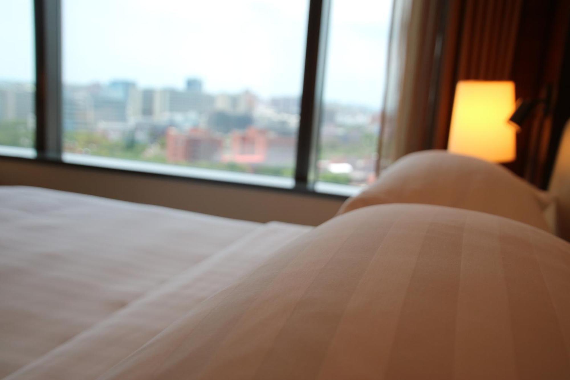 Shangri-La Far Eastern 타이난 외부 사진 A bed
