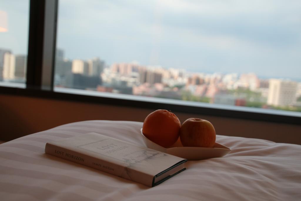Shangri-La Far Eastern 타이난 외부 사진 A book on a bed