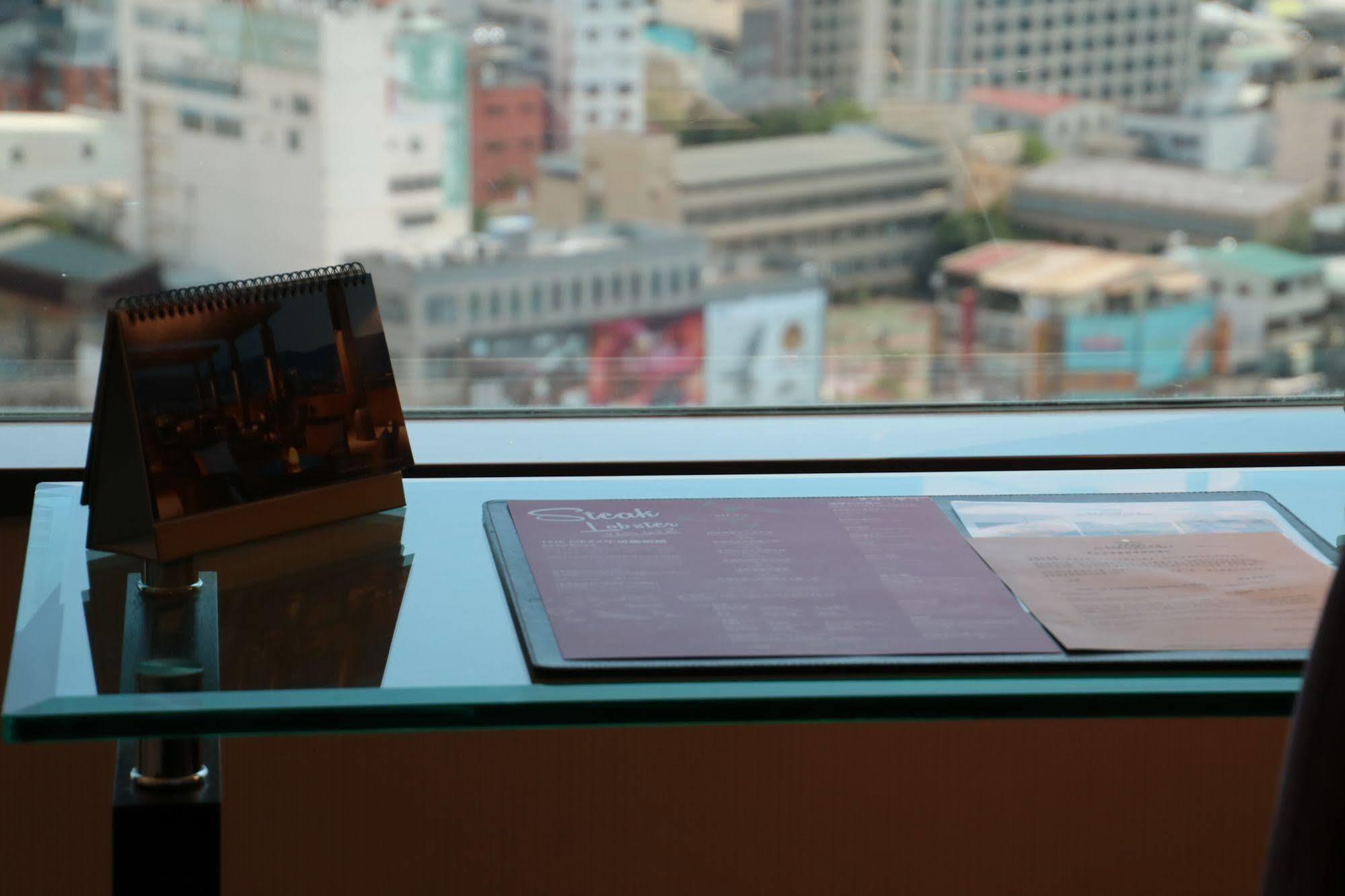 Shangri-La Far Eastern 타이난 외부 사진 A Microsoft Surface Pro 3